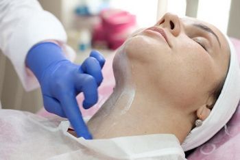 Как воздействует аппликационная анестезия в косметологии
